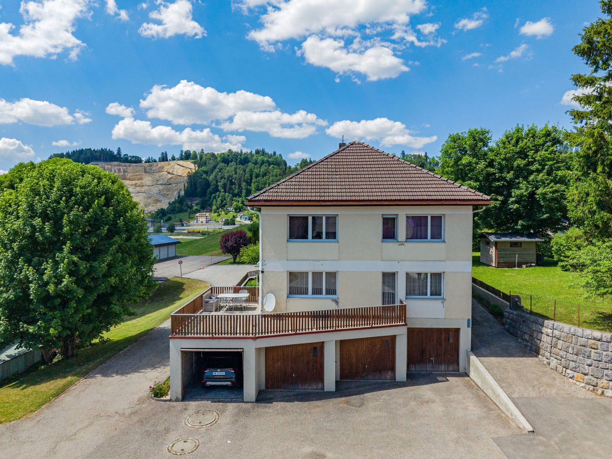 Maison familiale de caractère avec 2 appartements pouvant être réunis et 5 garages au Locle